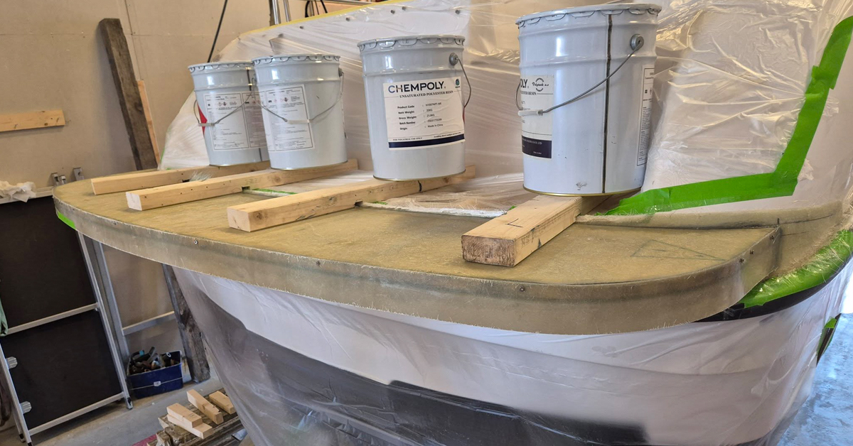 Badeplattform i glassfiber under tilpasning på verksted