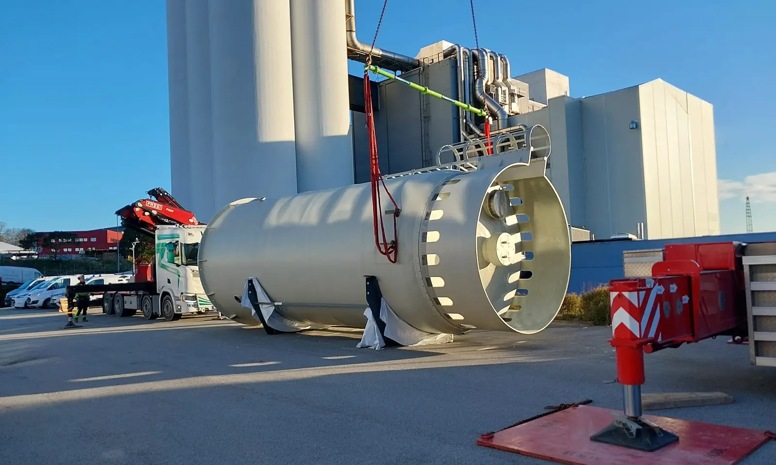 Stor glassfibertank løftes på plass med kran