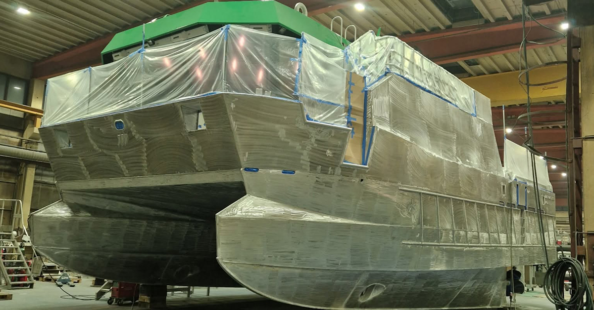 Aluminiumsbåt klargjort for priming og sprøytemaling på Smøla