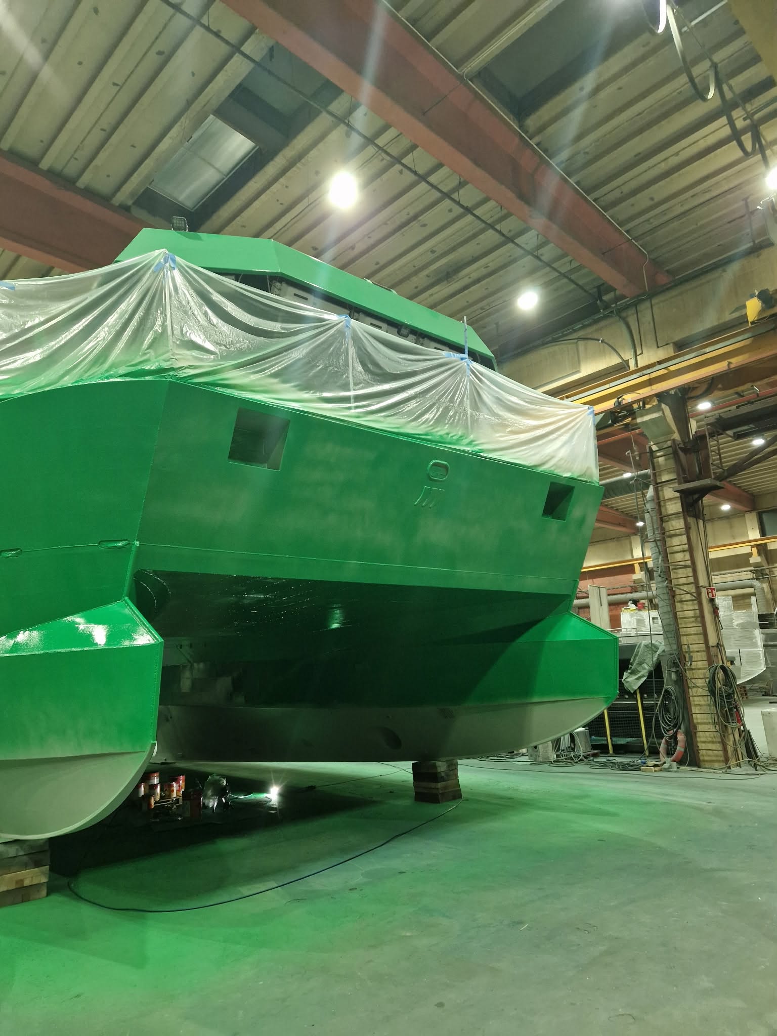 Aluminiumsbåt klargjort for priming og sprøytemaling på Smøla